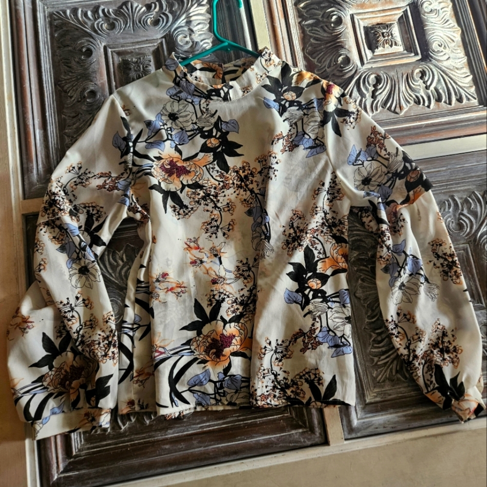 Beautiful Vintage Floral Blouse